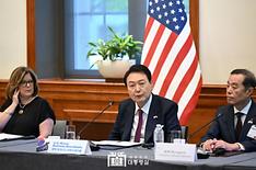 President Yoon attends Korea-US biz roundtable in Washington