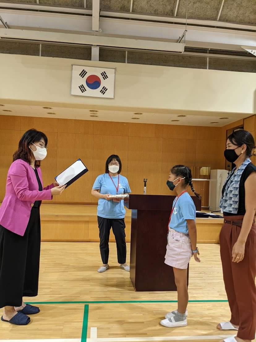 A trainee receiving a certificate of completion at Tokyo Korean School's graduation ceremony