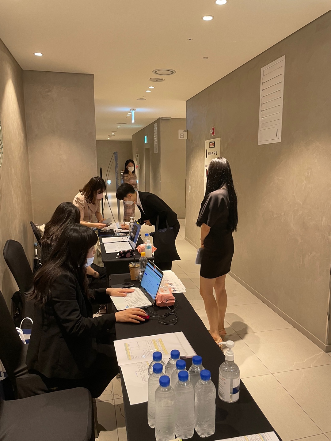 Internship applicants with trembling hearts attend the on-site interview (1)