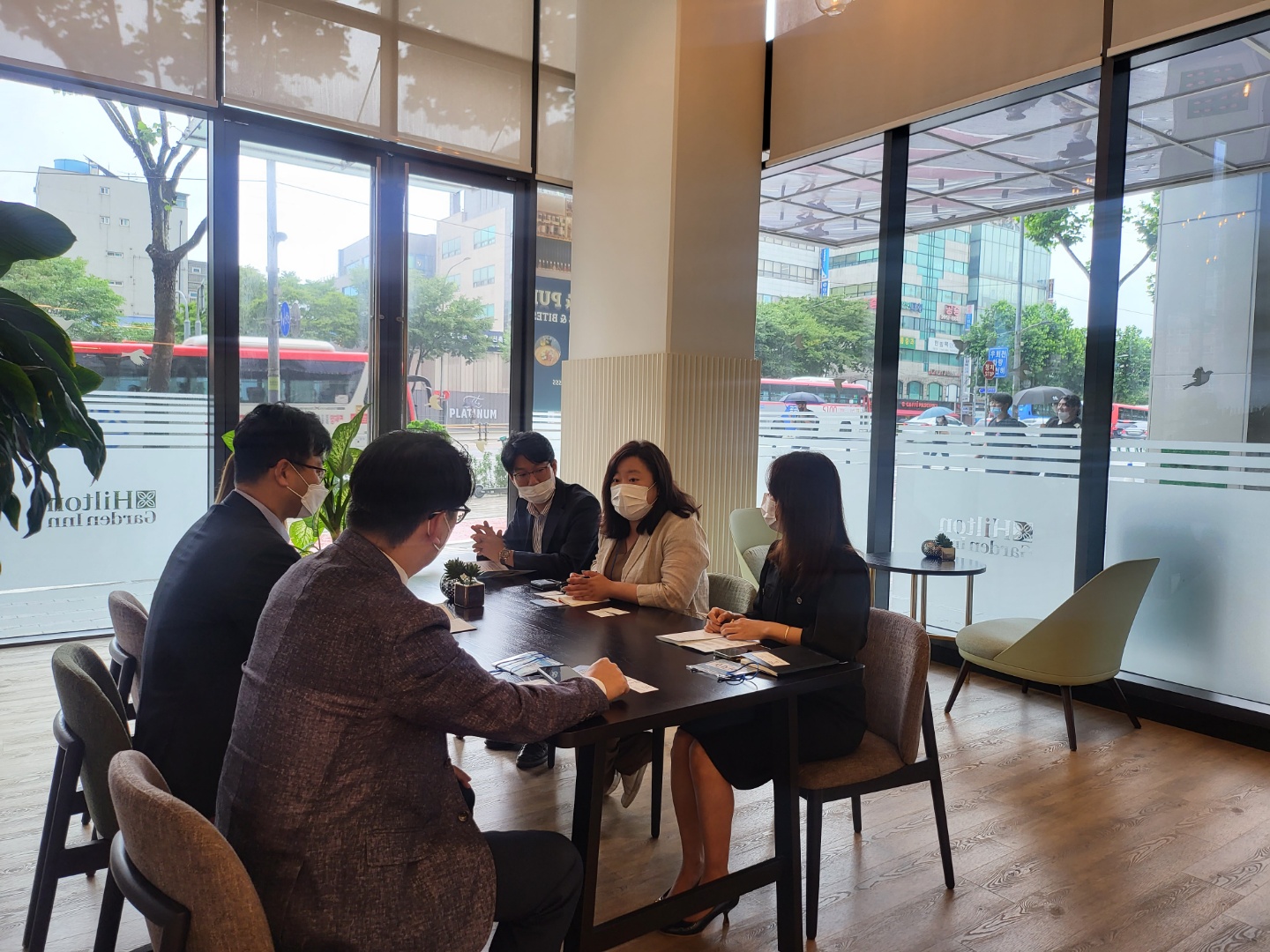 Hansang internship personnel organizing an interview-related meeting (3)