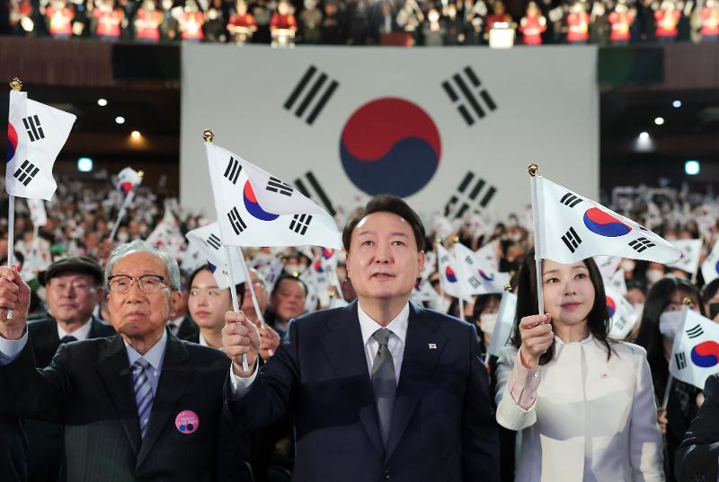 President Yoon Suk Yeol (middle) and first lady Kim Keon Hee (right) on March 1 sing the song of the March First Independence Movement at a commemorative ceremony for the historic event's 104th anniversary at the Memorial Hall of Yu Gwan-sun in Seoul's Jung-gu District.