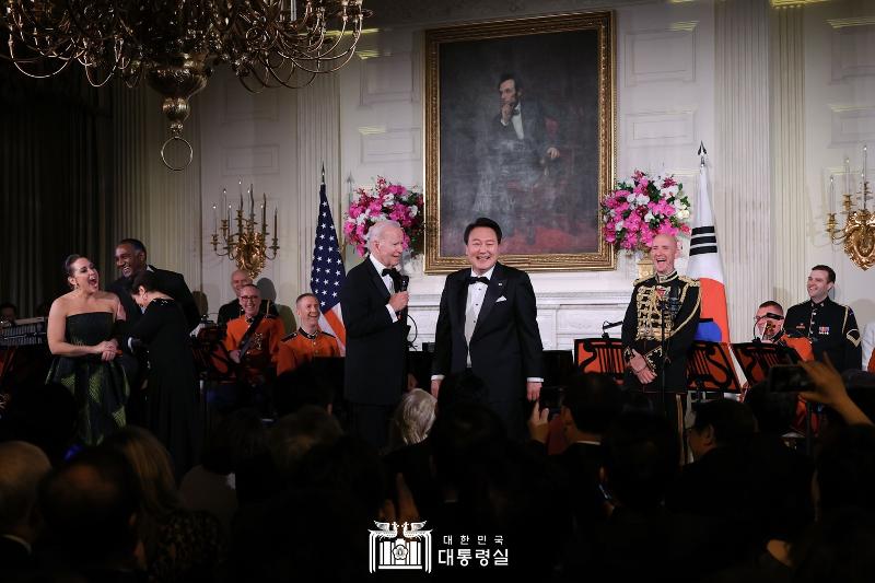 President Yoon Suk Yeol on April 26 shows a big smile flanked by U.S. President Joe Biden at a performance for a state dinner at the White House in Washington. The presidential couples of both countries attended the event along with figures from the U.S. government, Congress and business.    "This will be a historical day as the Korea-U.S. alliance goes beyond the glory of the past 70 years and extends new roots," President Yoon said. In an impromptu moment, he sang his favorite song "American Pie" by Don McLean and received from President Biden an acoustic guitar signed by McLean. 