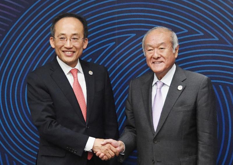 Deputy Prime Minister and Minister of Economy and Finance Choo Kyung-ho (left) and Japanese Minister of Finance Shunichi Suzuki on May 2 pose for photos before holding a meeting at Songdo Convensia of Songdo International Business District in Incheon's Yeonsu-gu District. (Ministry of Economy and Finance)