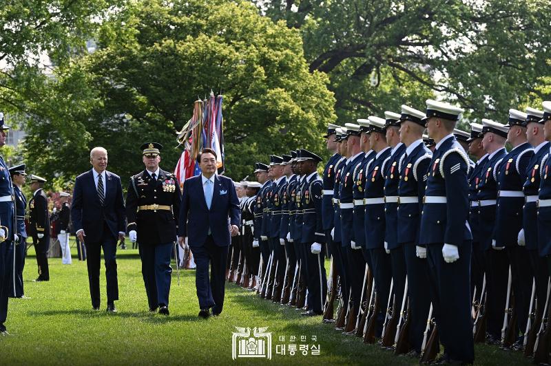 President Yoon Suk Yeol and U.S. President Joe Biden on April 26 inspect an honor guard at the South Lawn of the White House. At his welcoming ceremony, President Yoon said, "The Korea-U.S. alliance is not a transactional relationship of meeting and separating based on benefits, but an alliance of values and righteousness to protect the universal values of freedom."    "I came here to commemorate the proud 70th anniversary of an alliance with people from an allied country," he added, thanking President Biden, his wife and the American people. 