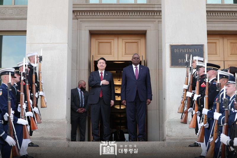 President Yoon Suk Yeol (left) and U.S. Secretary of Defense Lloyd Austin (right) on April 27 salute their nation's flags at the Pentagon in Arlington, Virginia, as honor guards perform the national anthems of both countries. President Yoon became the first Korean leader to visit the National Military Command Center, the U.S. Department of Defense's key command and control center.    "North Korea is advancing its nuclear and missile capabilities and using a variety of  provocations to search for cracks in our bilateral alliance," President Yoon said. "Our government will sternly respond based on the Korea-U.S. alliance's steady combined defensive posture."