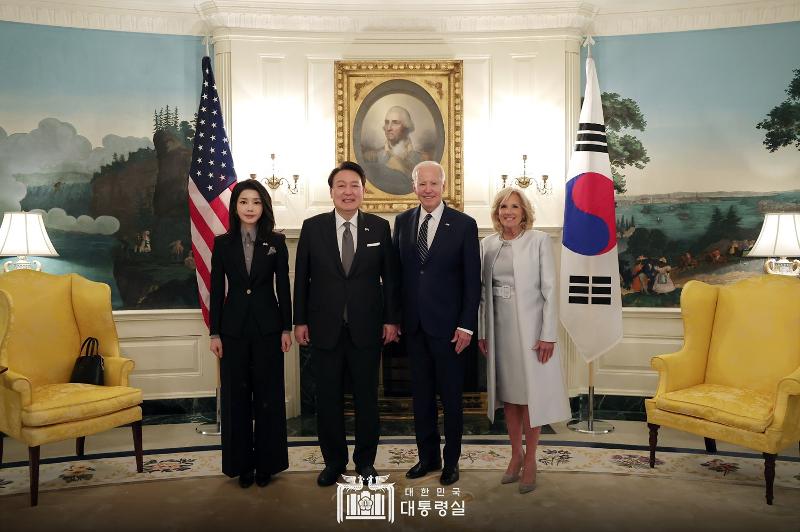 President Yoon Suk Yeol and first lady Kim Keon Hee on April 25 visit the White House and take a commemorative photo with U.S. President Joe Biden and first lady Jill Biden. To begin his official schedule in the U.S., President Yoon that day attended fellowship events with the American presidential couple at the White House and Korean War Veterans Memorial in Washington. The American presidential couple gave to their guests a small table, vase, necklace, a baseball bat used by a pro player, baseball glove and ball, while the latter reciprocated with a moon jar, silver kettle and jokduri (bridal headpiece).