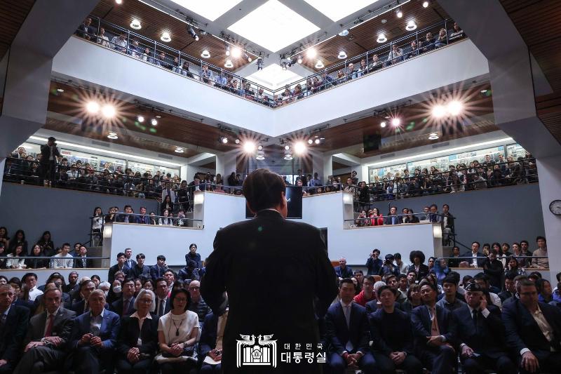 President Yoon Suk Yeol on April 28 gives a speech at Harvard Kennedy School in Cambridge, Massachussetts, to conclude the itinerary of his state visit to the U.S. as the first Korean leader to speak at the institution. Under the theme "Pioneering a New Freedom Trail," he emphasized the necessity to respond to dictatorships and totalitarianism that threaten freedom through strong solidarity and set new standards and order amid intensifying digitalization.