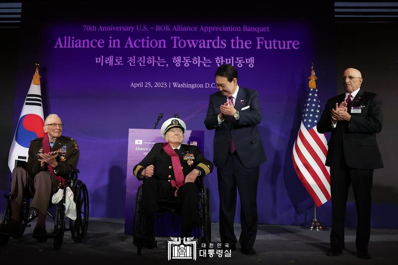 President Yoon Suk Yeol on April 25 at a Washington hotel gives the Taegeuk Order of Military Merit, the nation's highest military honor, medals and greetings to retired U.S. Army Col. Ralph Puckett (left), retired Navy Capt. Elmer Royce Williams (second from left) and the nephew of the late Baldomero Lopez (right), a first lieutenant who served in the Marines, at a luncheon for Korean War veterans. President Yoon thanked the veterans for making a noble sacrifice to protect freedom in and "defend a country they never knew and a people they never met." 