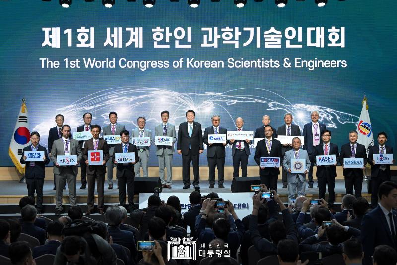 President Yoon Suk Yeol (sixth from left in second row) on July 5 poses for a photo with the heads of ethnic Korean scientist and engineer groups abroad at the inaugural World Congress of Korean Scientists and Engineers held at the Korea Science and Technology Center in Seoul's Gangnam-gu District.