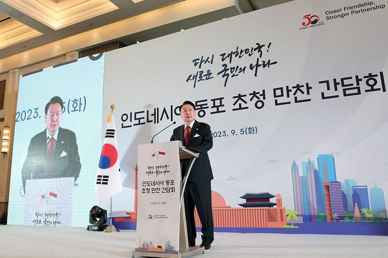 President Yoon Suk Yeol, who is visiting Indonesia to attend summits of the Association of Southeast Asian Nations, on Sept. 5 speaks at an event for Korean expats there at a hotel in Jakarta. (Kim Yong Wii from Office of the President)