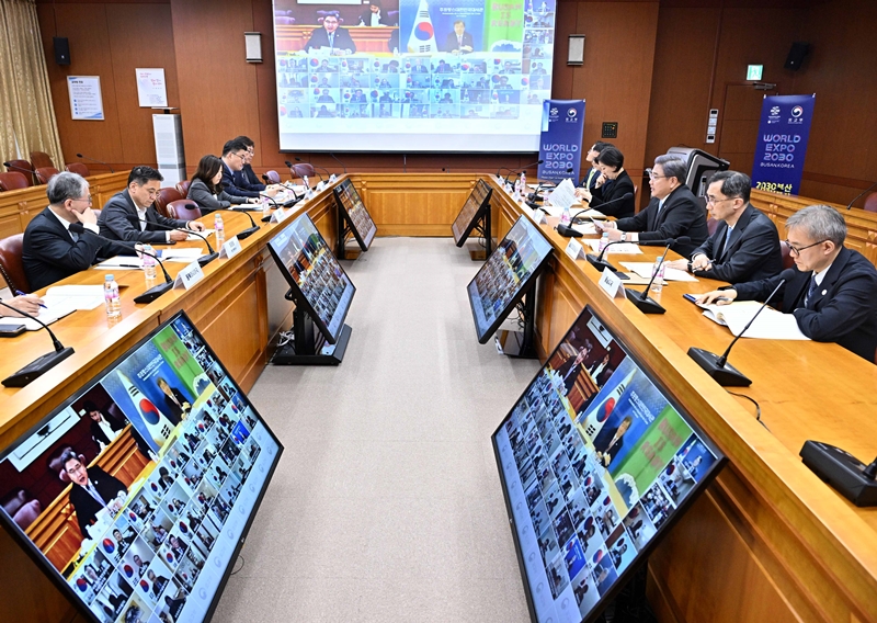 The Ministry of Foreign Affairs on Nov. 7 said it will open additional diplomatic missions in 12 countries to show international leadership and bolster the country's diplomatic power as a global pivotal country. Shown is Minister Park Jin (third from right) on Oct. 26 speaking in a virtual meeting with chiefs of diplomatic missions in the Asia-Pacific region and the Americas. (Ministry of Foreign Affairs)