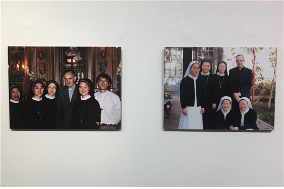 주교시절의 교황과 성가소비녀회 수녀들 사진